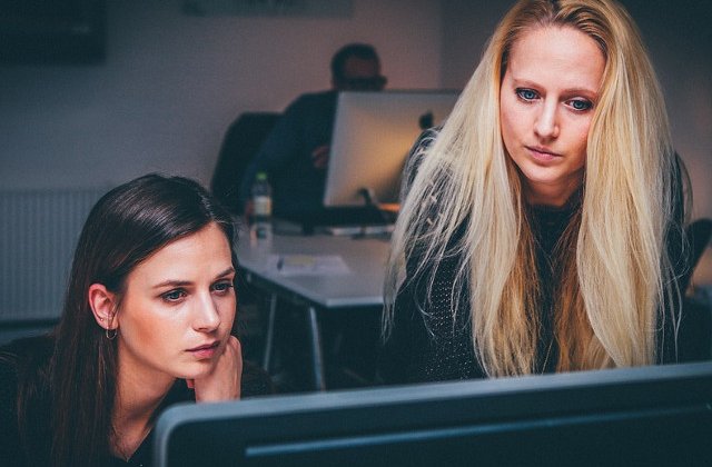 Cum sa contracarezi efectele celor opt ore petrecute la birou