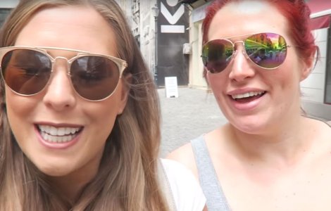  Video  Doua britanice au convins sute de straini sa ne viziteze tara