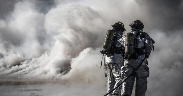Pompier mort in operatiunea de stingere a avionului care a aterizat fortat pe Aeroportul din Dubai. Zece persoane, spitalizate