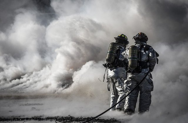 Pompier mort in operatiunea de stingere a avionului care a aterizat fortat pe Aeroportul din Dubai. Zece persoane, spitalizate
