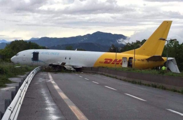 Un avion cargo a ratat aterizarea, la Bergamo, si a ajuns pe sosea