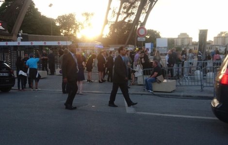 Alerta la Paris: Turnul Eiffel a fost evacuat si inconjurat de politie