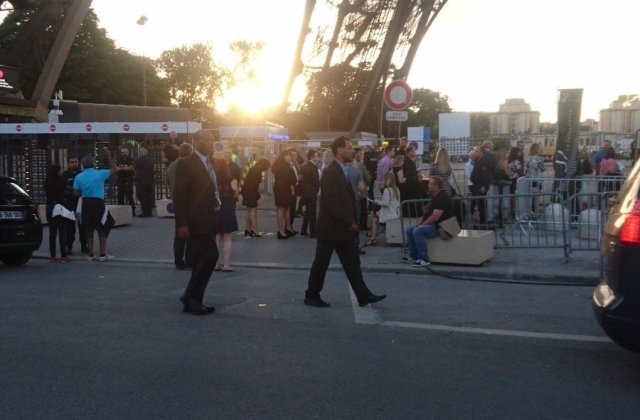 Alerta la Paris: Turnul Eiffel a fost evacuat si inconjurat de politie