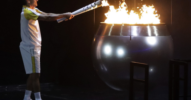 Vanderlei de Lima a aprins flacara olimpica la Rio