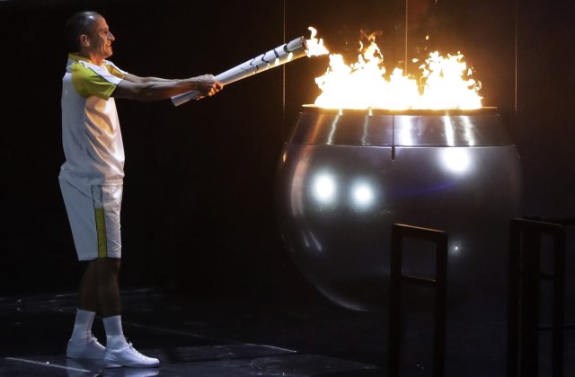 Vanderlei de Lima a aprins flacara olimpica la Rio