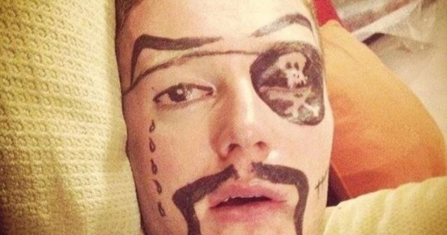  Top  10 motive pentru care nu e recomandat sa adormi primul la o petrecere