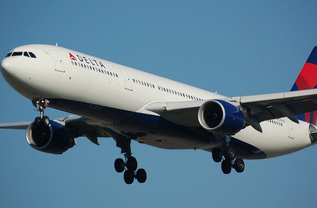[Foto] [Video] Zeci de mii de pasageri ai companiei aeriene Delta, blocati in aeroporturi din intreaga lume