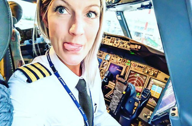 [FOTO] Femeia pilot care a cucerit Internetul. Uite ce fotografii posteaza din cabina avionului