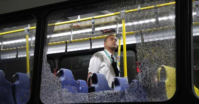 Un autocar plin cu jurnalisti, atacat la Rio