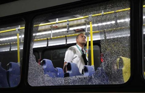Un autocar plin cu jurnalisti, atacat la Rio