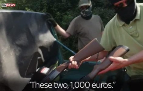 Barbatii care au incercat sa le vanda arme jurnalistilor, arestati