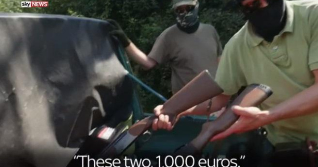 Barbatii care au incercat sa le vanda arme jurnalistilor, arestati