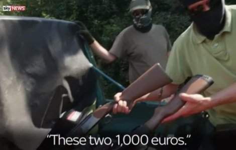 Barbatii care au incercat sa le vanda arme jurnalistilor, arestati