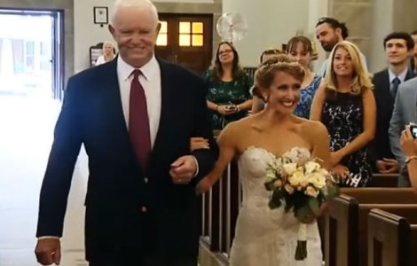 Condusa la altar de barbatul in pieptul caruia bate inima tatalui ei