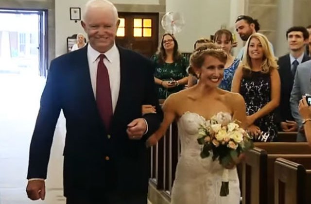 [VIDEO] A fost condusa la altar de barbatul in pieptul caruia bate inima tatalui ei