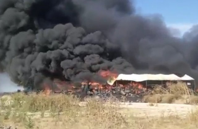 [Video] Incendiu puternic la un depozit de vopsele la marginea localitatii Lumina din jud. Constanta