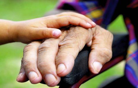 Daca ai in grija un batran, poti lucra cu jumatate de norma