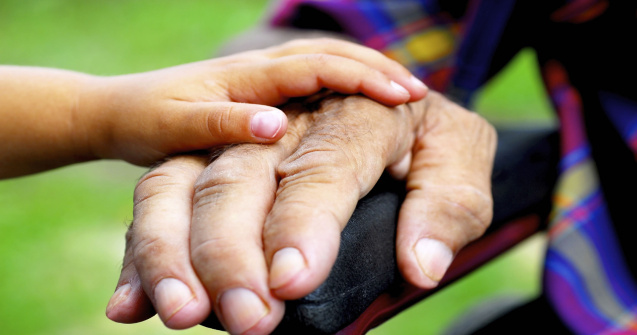 Daca ai in grija un batran, poti lucra cu jumatate de norma