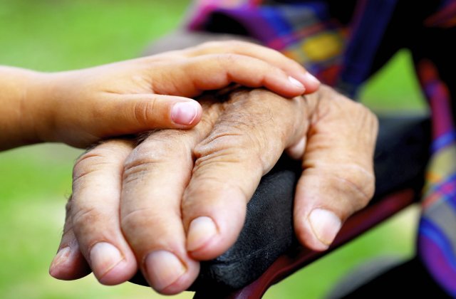 AvocatNet: Daca ai in grija un batran, poti lucra cu jumatate de norma, dar cu salariu pentru norma intreaga