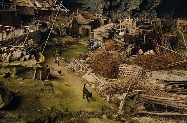 [VIDEO] Oamenii cavernelor moderni: pestera din China in care traiesc 100 de oameni