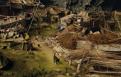 Pestera din China in care traiesc 100 de oameni