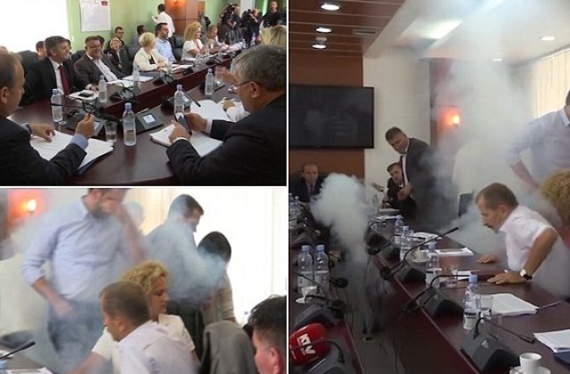 Kosovo: Atac cu gaze lacrimogene in Parlament