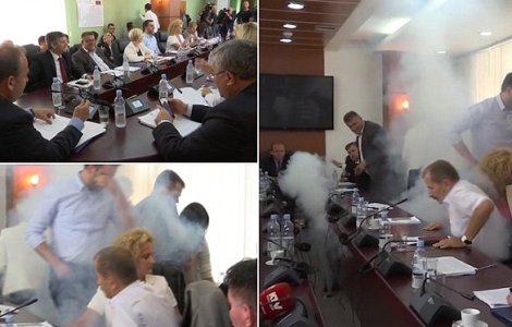 Kosovo: Atac cu gaze lacrimogene in Parlament