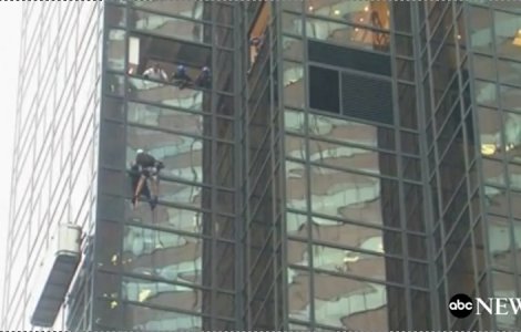  Video  Un barbat escaladeaza neasigurat Trump Tower