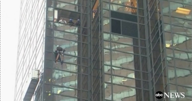  Video  Un barbat escaladeaza neasigurat Trump Tower