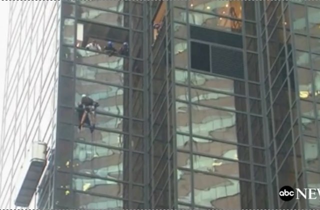 [VIDEO] Un barbat escaladeaza neasigurat Trump Tower