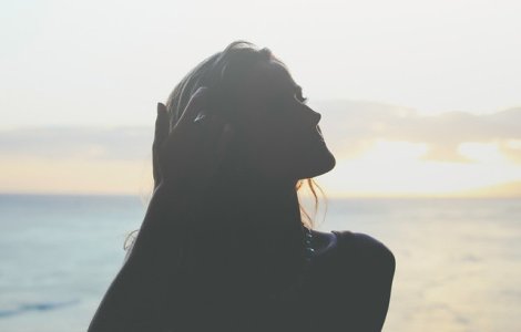 3 greseli de beauty de evitat la plaja