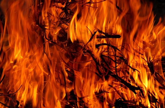 Unul dintre cele mai distructive incendii din istoria California a izbucnit de la un scurtcircuit la un jacuzzi