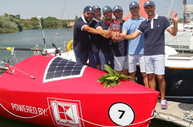 Pregatirile pentru cea mai dura cursa de canotaj din lume continua: romanii care vor traversa pentru prima data Oceanul Atlantic vaslind si-au lansat la apa barca