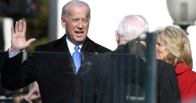 Biden ii cere presedintelui ucrainean sa evite escaladarea tensiunilor