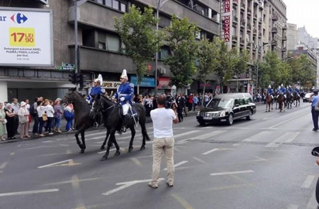 Funeraliile reginei Ana: Cortegiul se afla pe Bulevardul Magheru si se indreapta spre Arcul de Triumf