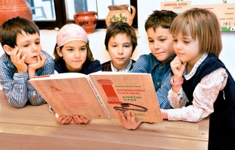 Elevii pot merge la scoala cu telefoanele mobile, potrivit statutului