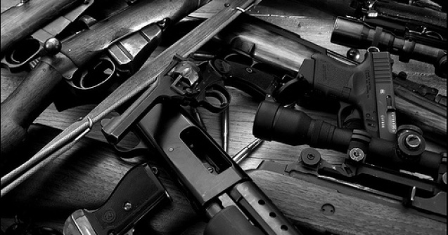 Caras-Severin: Doi barbati prinsi transportand arme si munitie