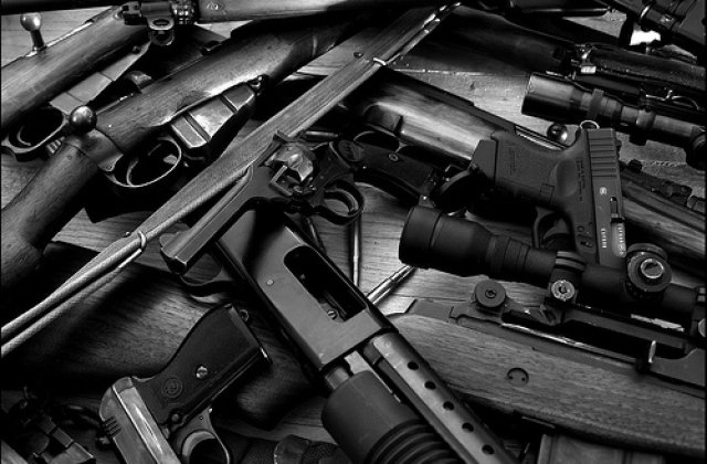 Caras-Severin: Doi barbati prinsi transportand arme si munitie cu masina au fost retinuti