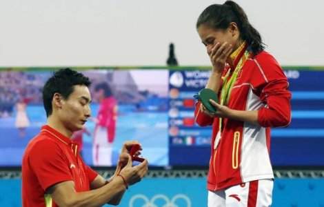 JO: Vicecampioana la sarituri in apa, ceruta in casatorie la ceremonia de premiere