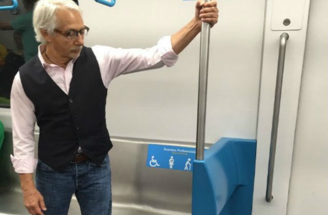 [FOTO] Ce a facut acest batran cand i s-a oferit un loc pe scaun la metrou