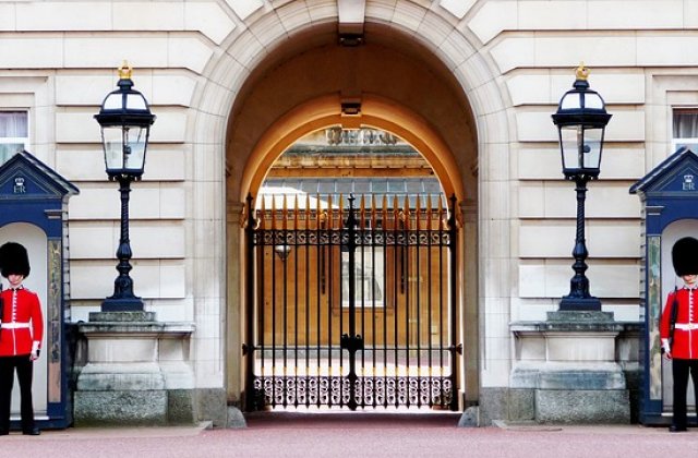 Alerta la Palatul Buckingham. Un individ ar fi vrut sa o ucida pe regina