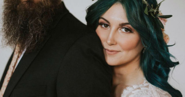 O mireasa paralizata a surprins nuntasii cand s-a ridicat din scaun