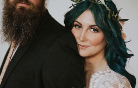 O mireasa paralizata a surprins nuntasii cand s-a ridicat din scaun