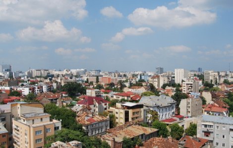 Gest extrem in Capitala: Un barbat ameninta ca se va arunca de pe bloc