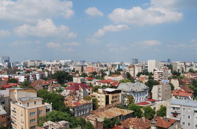 Gest extrem in Capitala: Un barbat ameninta ca se va arunca de pe bloc