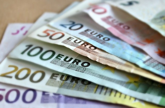 Euro urca la 4,4757 lei, maximul ultimei luni, iar dolarul scade la 3,9559 lei