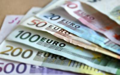 Euro urca la 4,4757 lei,...