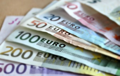 Euro urca la 4,4757 lei, maximul ultimei luni, iar dolarul scade la 3,9559 lei