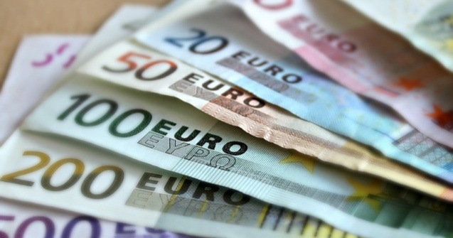 Euro urca la 4,4757 lei, maximul ultimei luni, iar dolarul scade la 3,9559 lei
