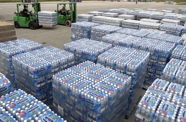 Primaria Bacau distribuie gratuit apa minerala si menajera pentru populatie, dupa ce orasul este de trei zile fara apa la robinete